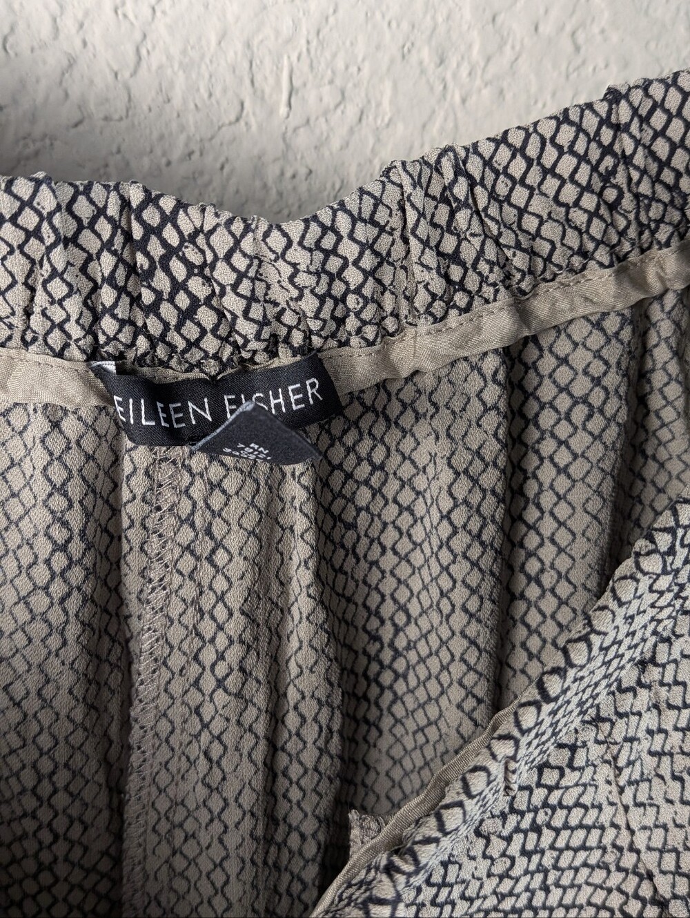 Eileen Fisher 100% Silk Pants XL Gray Snakesin Print Elastic Waist Tapered Legs - Picture 6 of 7